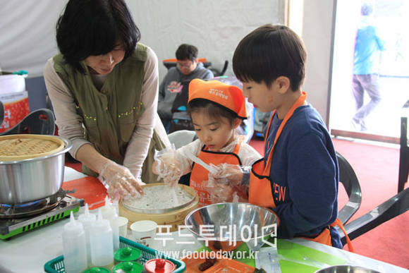 가족들이 해조류요리교실에 즐거운 한 때를 보내고 있다