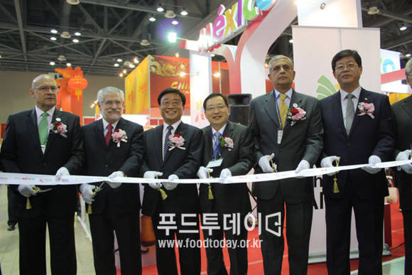 오영호 KOTRA 사장, 김재홍 산업통상자원부 차관, 박인구 식품산업협회장 등 인사들이 멕시코부스 앞에서 테이프컷팅을 하고 있다.