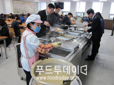 창녕군청 구내식당에서 배식을 하고있다.