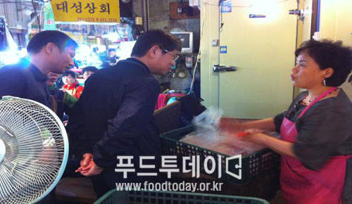 양동시장에서 닭·오리고기 위생 점검을 하고있다.