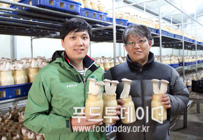 아모제푸드가 아모제팜을 찾아 재료 신선도를 확인하고 있다