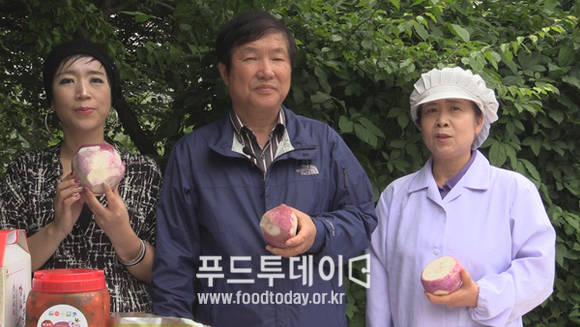 왼쪽부터 트로트 가수 박승희, 강화섬 김치 김경호, 강화섬김치 조리원 이언례