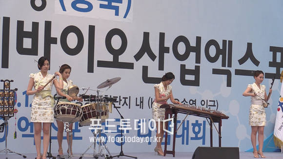 가수 비단 축하공연