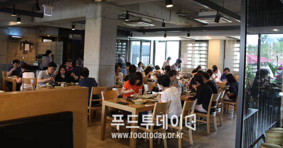 산너머남촌 본점에서 손님들이 점심식사를 하고 있다