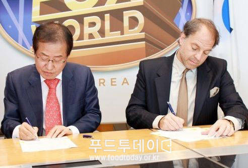 홍준표 경남도지사가 미국 20세기 FOX와 협약체결을 하고있다