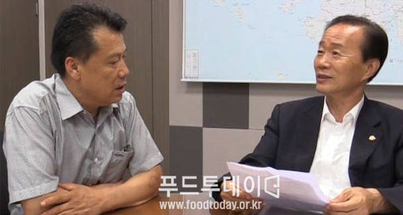 황창연 푸드투데이 대표가 안덕수의원을 인터뷰 하고 있다.