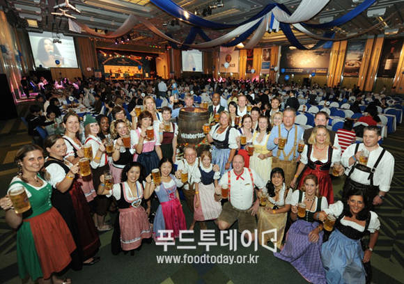 옥토버페스트를 즐기고 있는 사람들