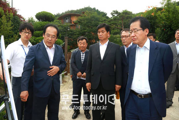 홍준표 경남도지사가 한방제약 산업단지 현장을 방문해 설명을 듣고 있다.