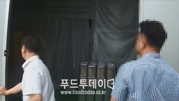 가공공장 적발하는 모습