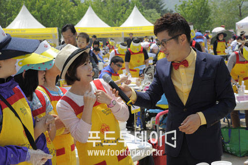 오뚜기 가족요리 페스티발 참여 가족이 인터뷰 중이다