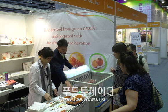 홍콩푸드엑스포에서 반건시를 홍보중인 경북도 식품업체