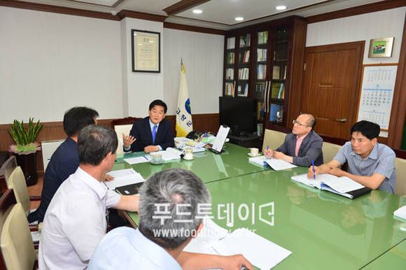 군정 회의를 하고 있는 박우정 고창군수