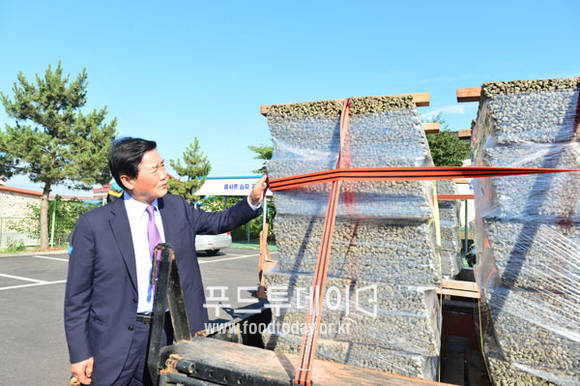 고창군 심원면 바지락 양식장 구조물 점검을 하고 있는 박우정 고창군수