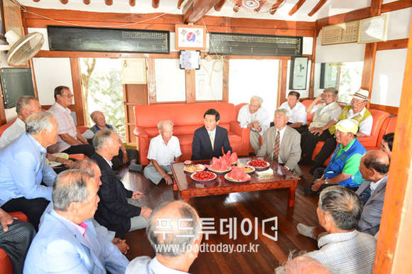 고창 경로당을 찾은 박우정 고창 군수