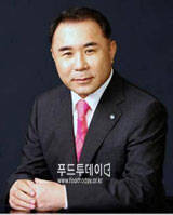 윤홍근 제너시스BBQ회장