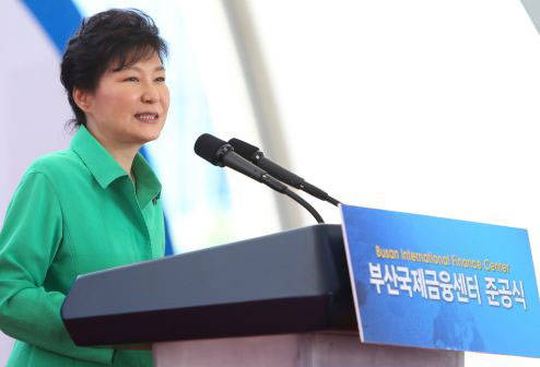박근혜 대통령이 부산 남구 문현금융단지에서 열린 부산국제금융센터 준공식에 축사를 하고 있다