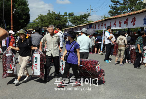 고추 판매장에서 고추를 사가는 관광객들