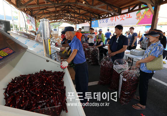 고추방앗간에서 고추를 빻고있다