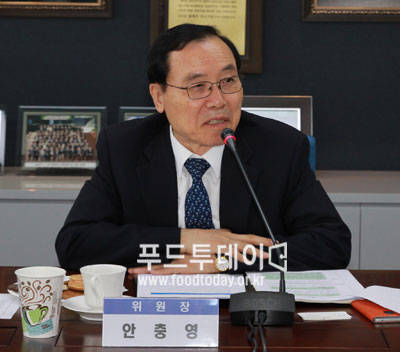 안충영 동반성장위원장이 제29차 동반성장위원회에서 이야기 하고 있따