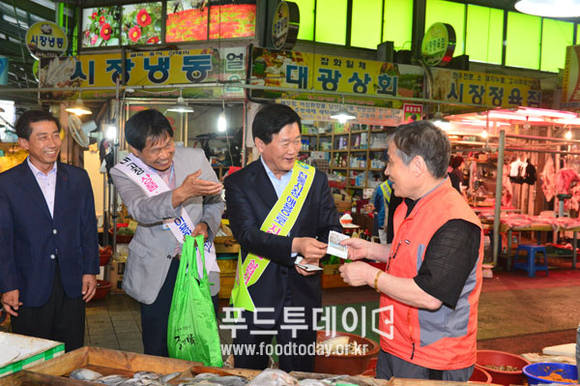 박우정 고창군수가 전통시장에서 추석 장보기를 하고 있다