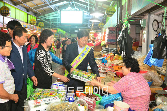 박우정 고창군수가 전통시장에서 추석 장보기를 하고 있다