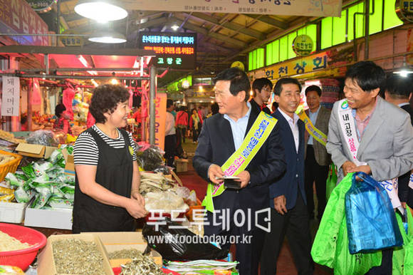 박우정 고창군수가 전통시장에서 추석 장보기를 하고 있다
