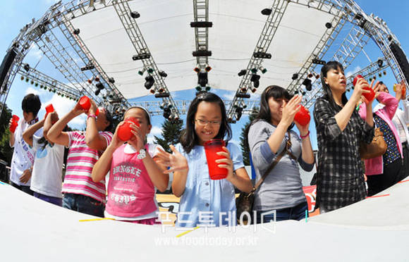 지난 축제때 오미자 빨리 마시기 대회 현장