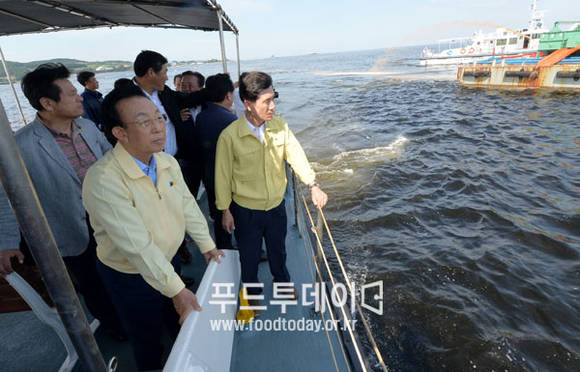 적조해상방제 현장을 방문한 김관용 경북도지사