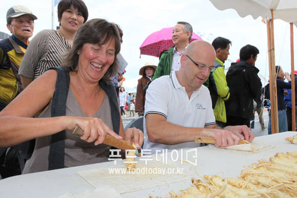 지난 금산인삼축제에서 인삼깎기체험을 한 외국인 관광객