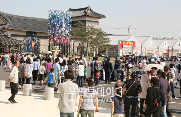 지난 여주도자기축제에 모인 인파