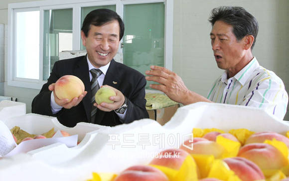 복숭아 선별장을 찾은 노길형 시장
