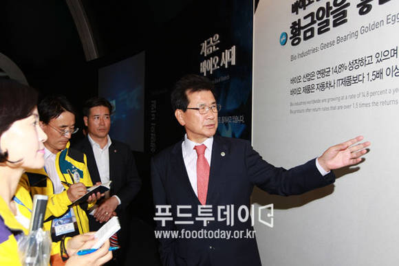 최종 리허설에 참석한 이시종 충북도지사