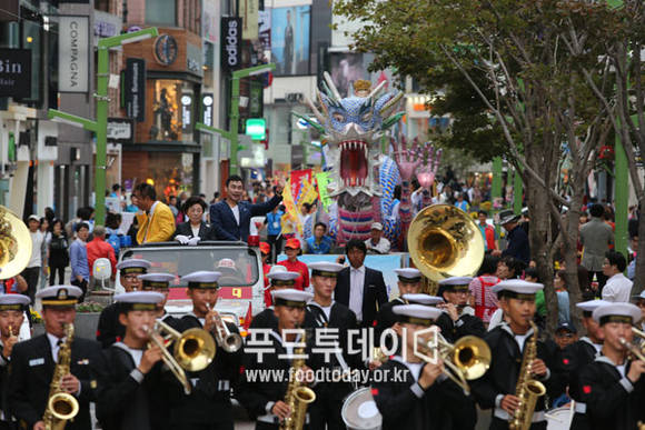 지난해 광복동 일대 길놀이 현장