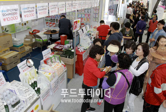 바이오엑스포 화장품산업관을 찾은 관람객