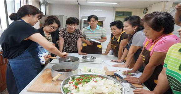 향토음식을 배우고 있다
