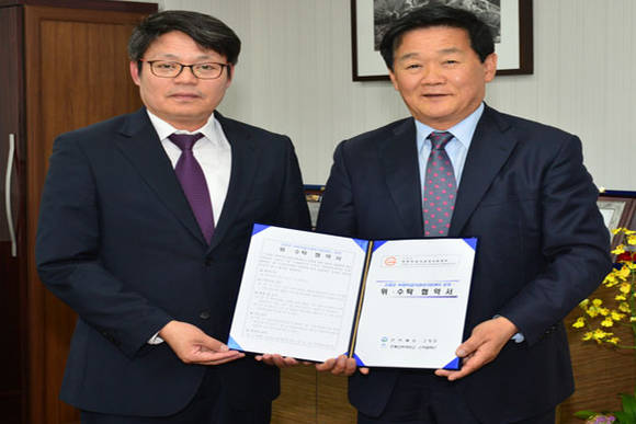 김한수 단장(좌)와 박우정 군수가 협약식 기념사진을 찍고있다