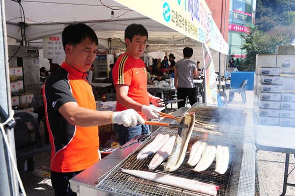 지난 2013년 수산물축제 중 장어를 굽고있다