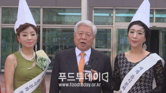 정태익 향토식문화 대회장, 가수박승희, 현자 (대한민국 향토식문화 대전 홍보대사)