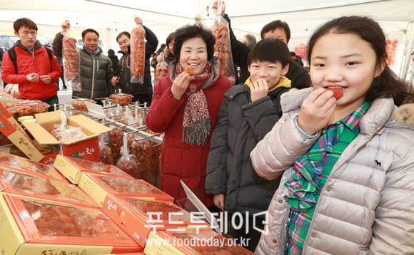 서울 청계천에서 파는 함양곶감