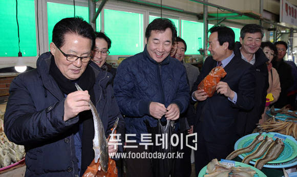 이낙연 전남도지사 목포 자유시장 방문