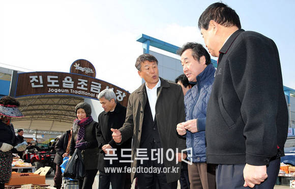 이낙연 전남도지사 진도 조금시장 방문