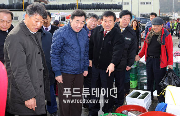이낙연 전남도지사 진도 조금시장 방문