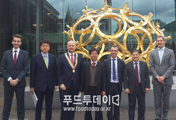 네덜란드 방문한 한웅재 부시장(오른쪽에서 4번째)