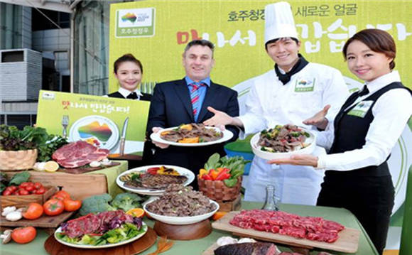 호주축산공사 한국대표부 마이클 휘누칸 지사장(왼쪽에서 두번째)과 셰프, 웨이터 복장을 한 모델들이 새롭게 바뀐 호주청정우 로고를 소개하고 있다.