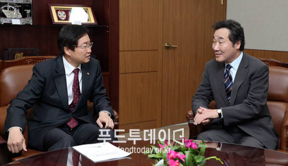 이낙연 전남도지사(오른쪽)가 세종정부청사를 방문해 김영석 해양수산부 차관 면담하고 있다.