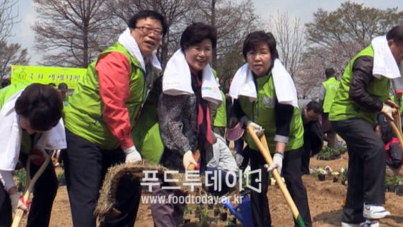 국회 잔디 걷어내는 박윤옥 의원, 윤명희 의원, 이동필 농림부 장관