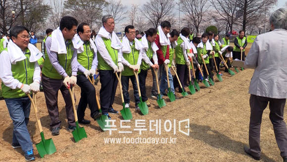 국회 잔디 걷어내기