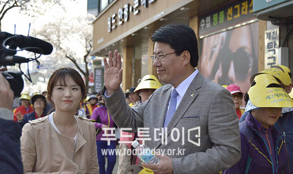 이근규 제천시장, 시민시장들과 벚꽃길 걷기대회
