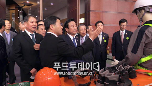 박인용 국민안전처 장관이 전시르 둘러보고 있다.