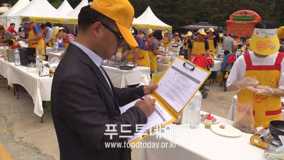 심사위원 참가 가족팀에 대해 심사를 하고 있다.